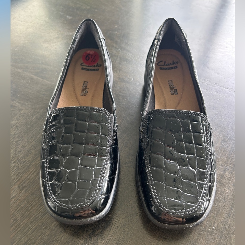 NEVER WORN ~ CLARKS SIZE 6.5 LOAFERS - Picture 2 of 7